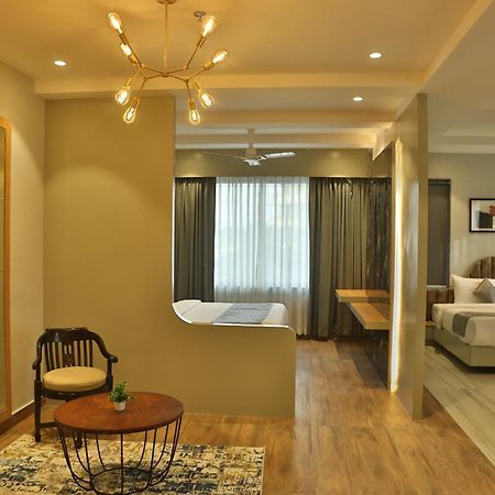 Hotel Westend Удайпур Экстерьер фото