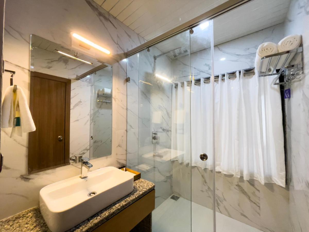 Hotel Westend Удайпур Экстерьер фото