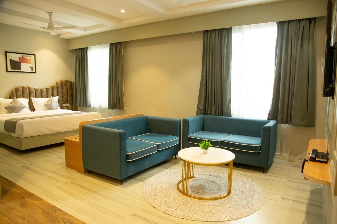 Hotel Westend Удайпур Экстерьер фото